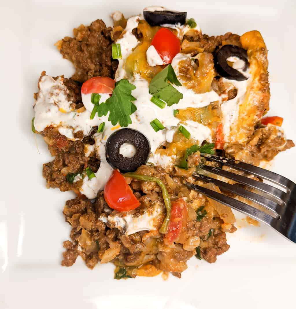 https://www.fittoservegroup.com/wp-content/uploads/2020/07/Keto-Mexican-Skillet-meal-served-on-a-white-plate-2.jpg