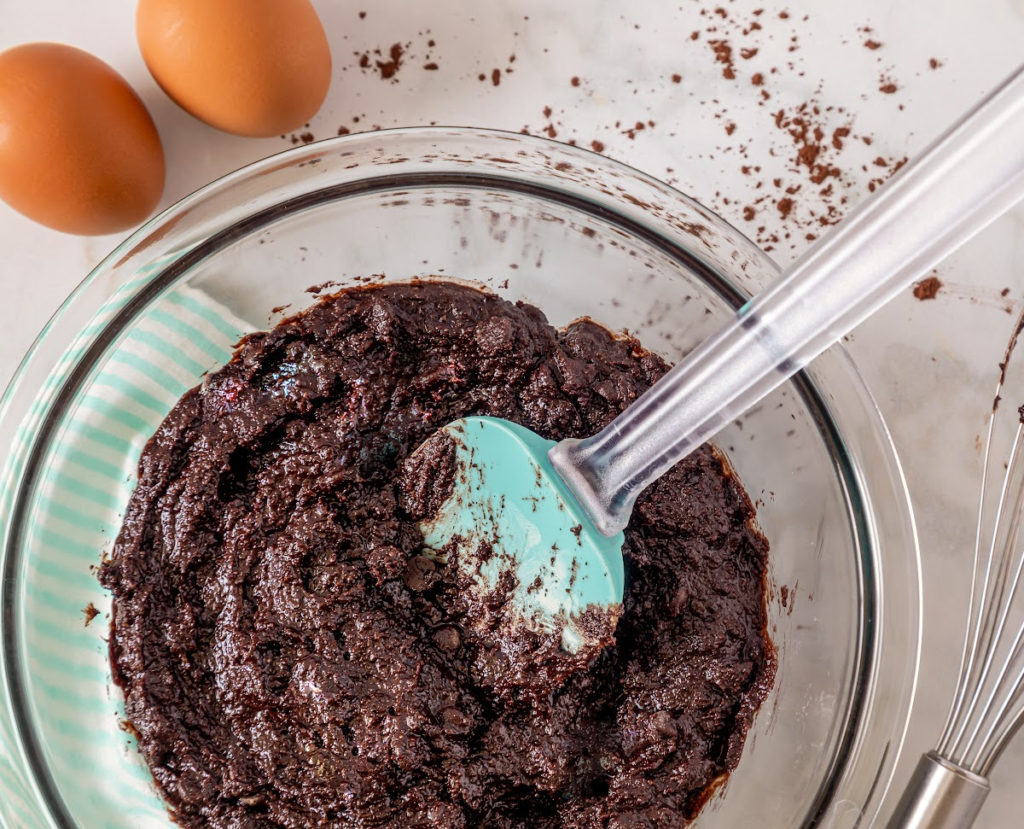 keto crinkle cookie batter in a clear bowl